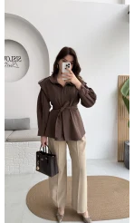 Emris Dik Yaka Geniş Omuzlu Kuşaklı Trenç - Acı Kahve - Kod: 7623