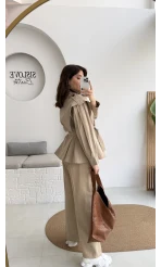 Emris Dik Yaka Geniş Omuzlu Kuşaklı Trenç - Bej Tonları - Kod: 7623