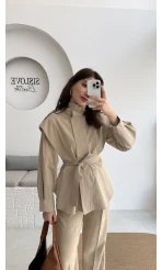 Emris Dik Yaka Geniş Omuzlu Kuşaklı Trenç - Bej Tonları - Kod: 7623