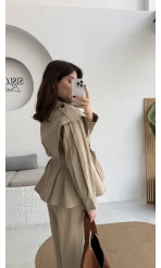 Emris Dik Yaka Geniş Omuzlu Kuşaklı Trenç - Bej Tonları - Kod: 7623