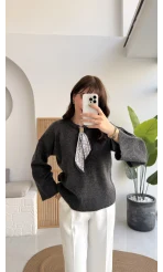 Hilary Yakası Aksesuar Detaylı Fular Bağlamalı Kazak - Antrasit