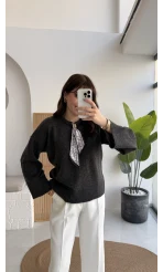 Hilary Yakası Aksesuar Detaylı Fular Bağlamalı Kazak - Antrasit