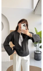 Hilary Yakası Aksesuar Detaylı Fular Bağlamalı Kazak - Antrasit