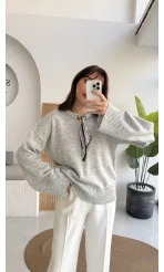 Hilary Yakası Aksesuar Detaylı Fular Bağlamalı Kazak - Gri