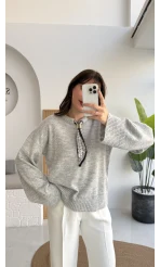 Hilary Yakası Aksesuar Detaylı Fular Bağlamalı Kazak - Gri