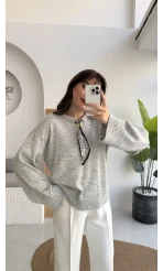 Hilary Yakası Aksesuar Detaylı Fular Bağlamalı Kazak - Gri