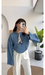 Hilary Yakası Aksesuar Detaylı Fular Bağlamalı Kazak - Mavi