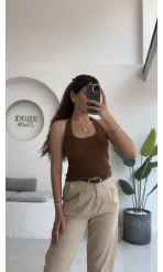 Karolina Boyundan Geçmeli Crop - Kahverengi