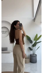 Karolina Boyundan Geçmeli Crop - Kahverengi