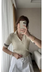 Kolları Çizgili Krem Polo Yaka T-Shirt