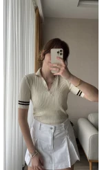 Kolları Çizgili Krem Polo Yaka T-Shirt