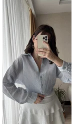 Beyaz Üzeri Mavi İnce Çizgili V Yaka Gömlek