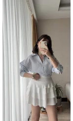 Beyaz Üzeri Mavi İnce Çizgili V Yaka Gömlek