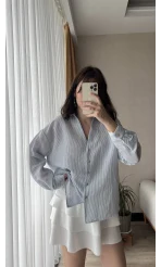 Beyaz Üzeri Mavi İnce Çizgili V Yaka Gömlek