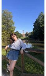 Mavi Üzeri Beyaz İnce Çizgili V Yaka Gömlek