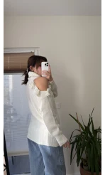 Omuzu Çiçek Detay Beyaz Triko Kazak