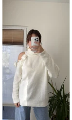 Omuzu Çiçek Detay Beyaz Triko Kazak