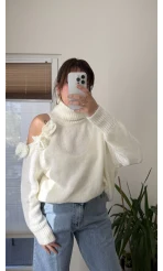 Omuzu Çiçek Detay Beyaz Triko Kazak