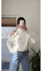 Omuzu Çiçek Detay Beyaz Triko Kazak