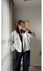 Taş Detaylı Beyaz Kısa Trençkot