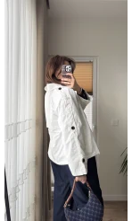 Taş Detaylı Beyaz Kısa Trençkot