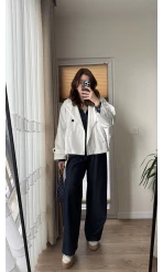 Taş Detaylı Beyaz Kısa Trençkot