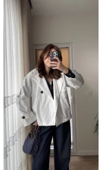 Taş Detaylı Beyaz Kısa Trençkot