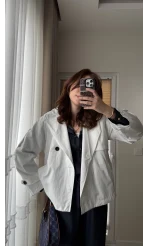 Taş Detaylı Beyaz Kısa Trençkot