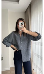 V Yaka Çizgili Lacivert Gömlek
