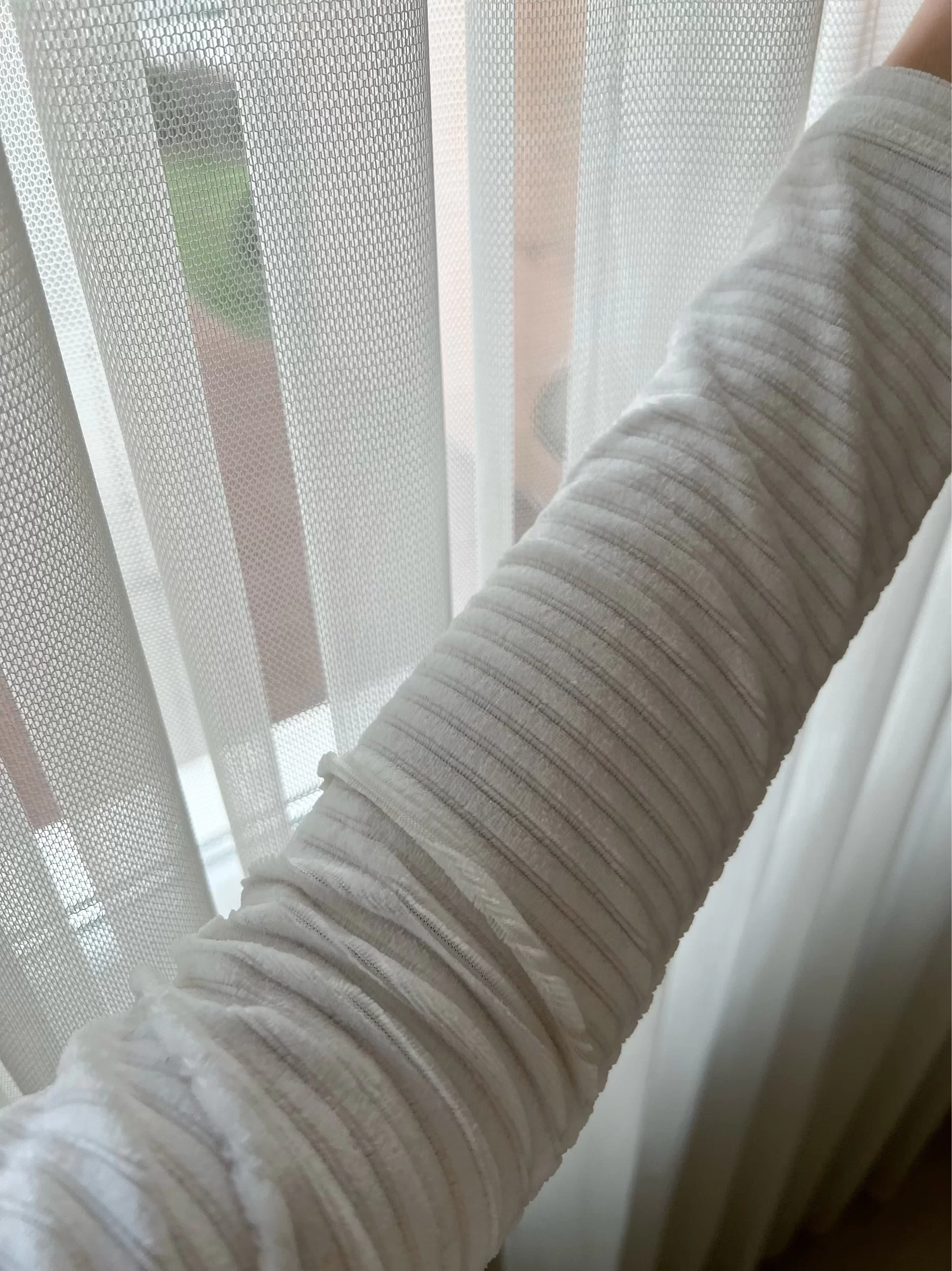 Beyaz Kadife Düğmeli Hırka Crop