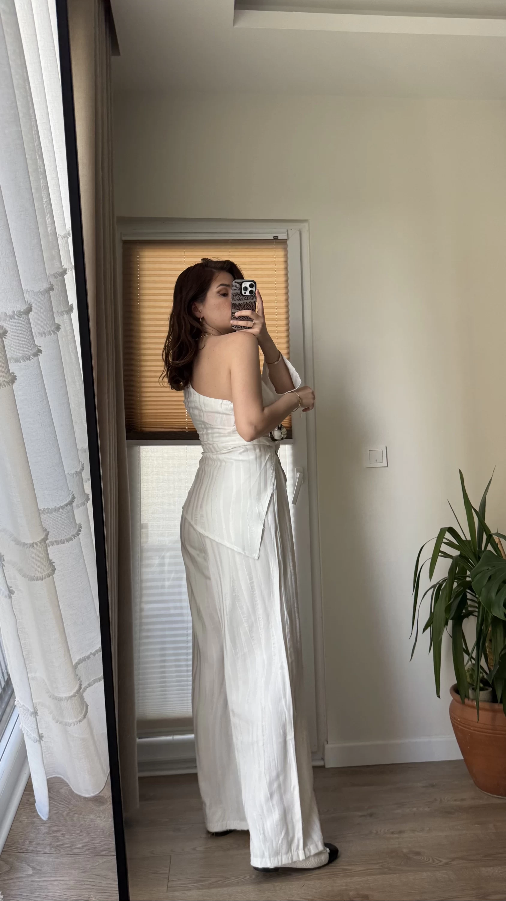 Aksesuar Detaylı Tek Omuzlu Takım Beyaz