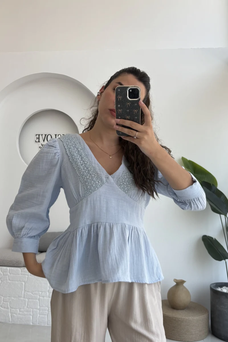 1034 - Freesia Dantel Detay Müslin Bluz - Bebe Mavisi