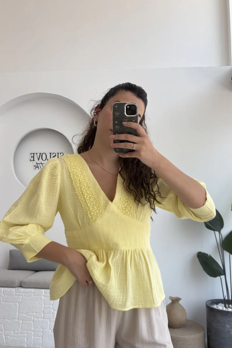 1034 - Freesia Dantel Detay Müslin Bluz - Sarı