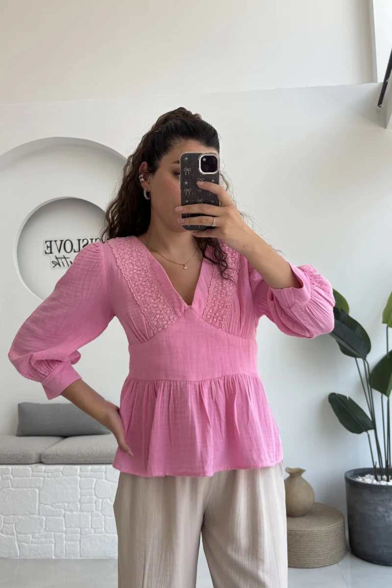 1034 - Freesia Dantel Detay Müslin Bluz - Şeker Pembesi