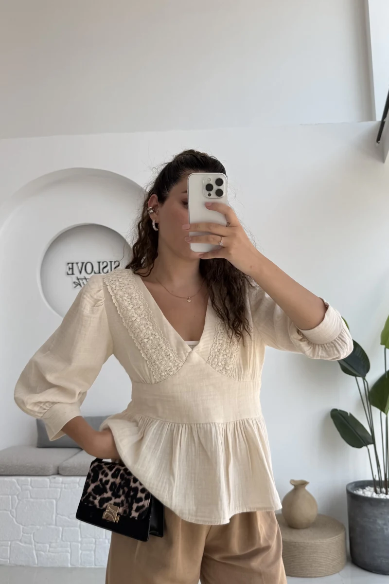 1034 - Freesia Dantel Detay Müslin Bluz - Taş