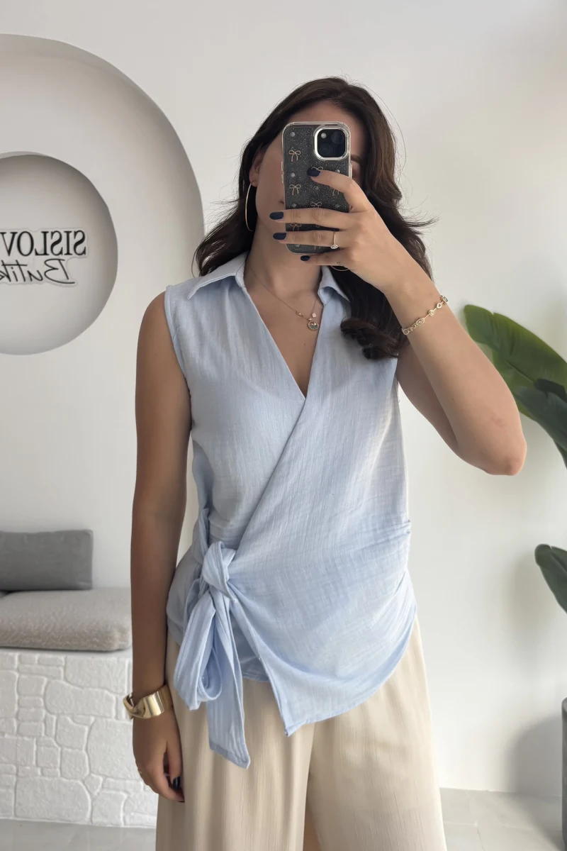 1036 - Rarity Polo Yaka Sıfır Kol Müslin Bluz - Bebe Mavisi