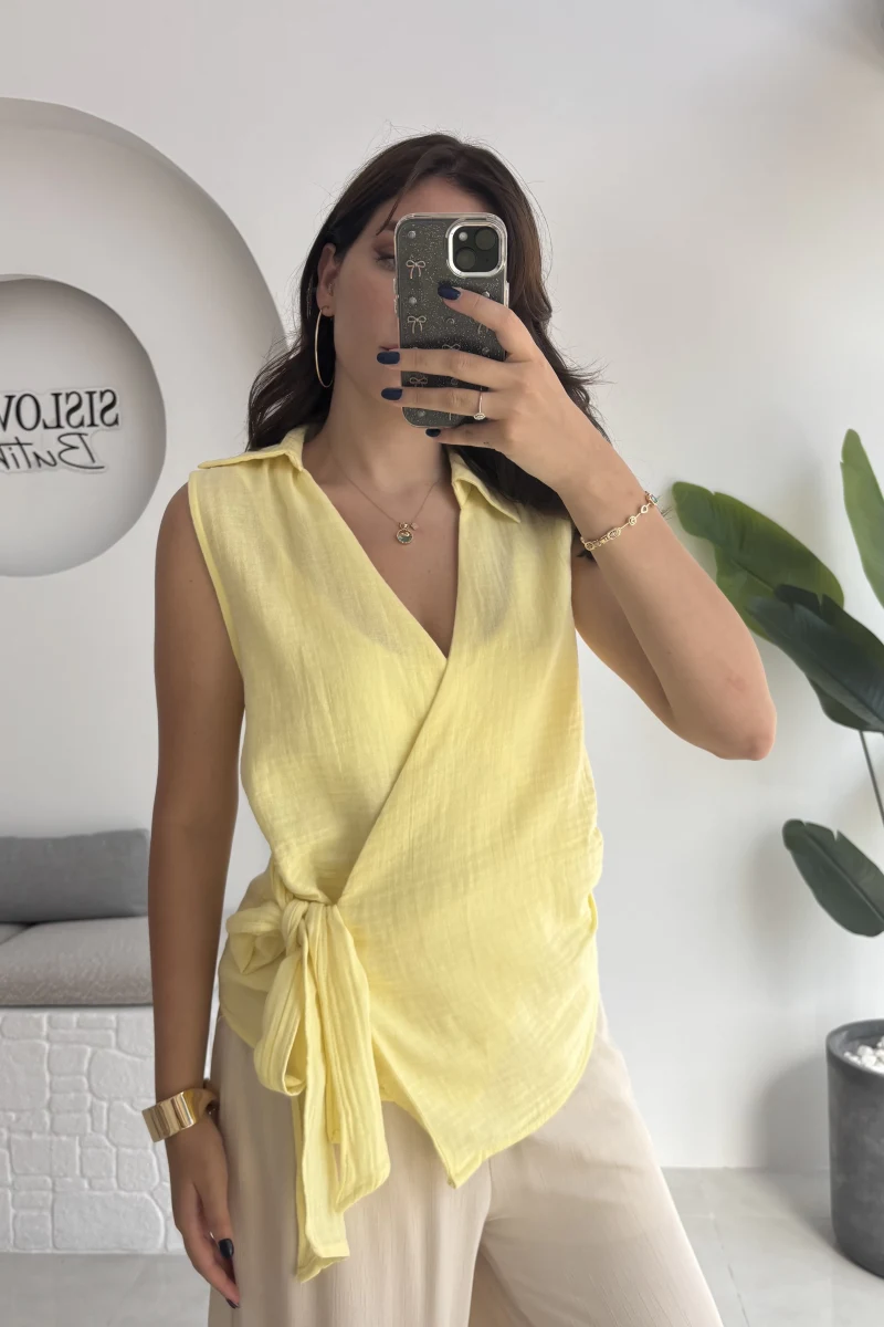 1036 - Rarity Polo Yaka Sıfır Kol Müslin Bluz - Sarı