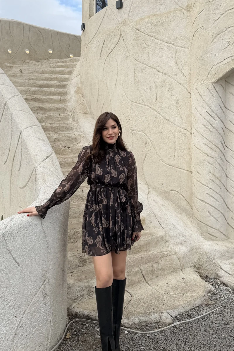 Eliora Kuşaklı Gipeli Desenli Şifon Elbise - Siyah - Kod: 0933