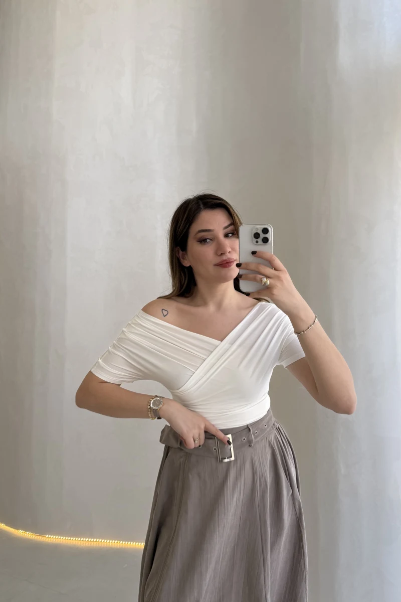 Dilvin Pile Detay Kayık Yaka Body - Ekru