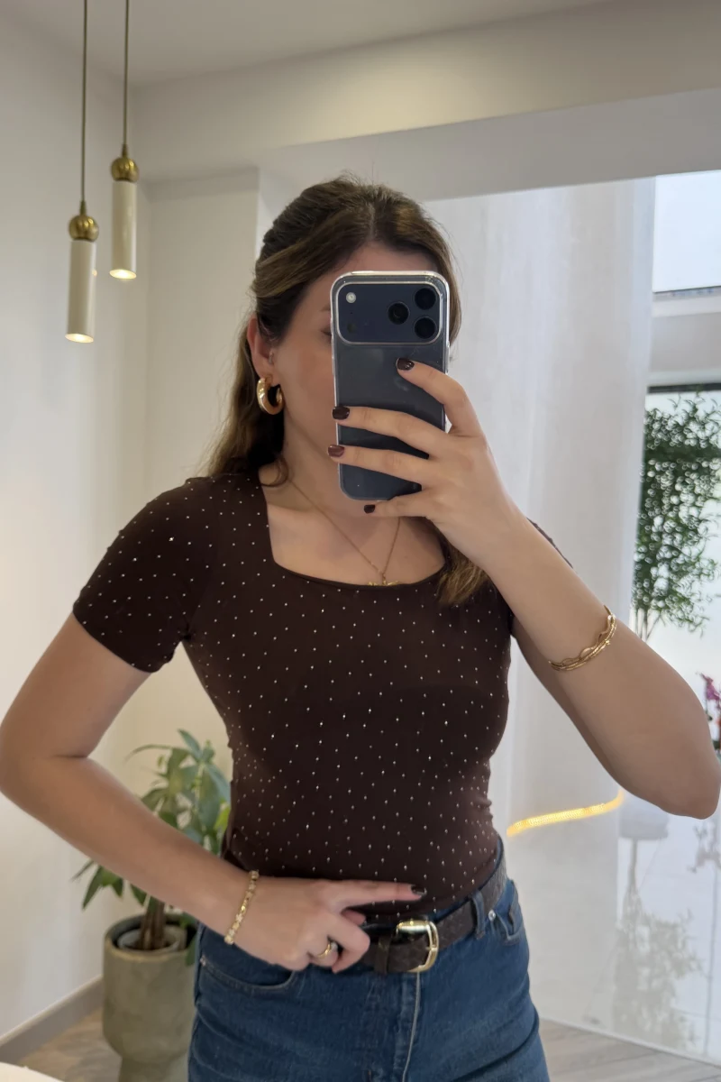 İskelet Yaka Yarım Kol Taşlı Bluz - Kahverengi - Kod: 1598