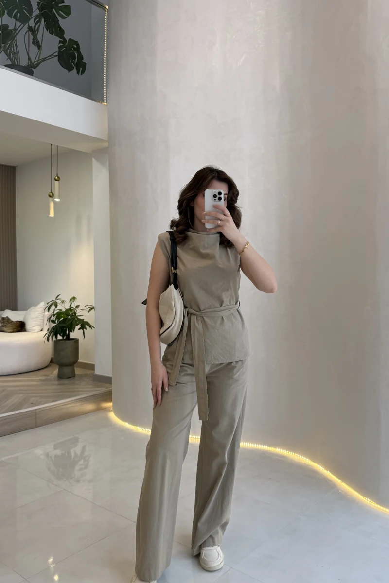 Access Kuşaklı Dik Yaka Sıfır Kol Vatkalı Takım - Vizon - Kod: 8965