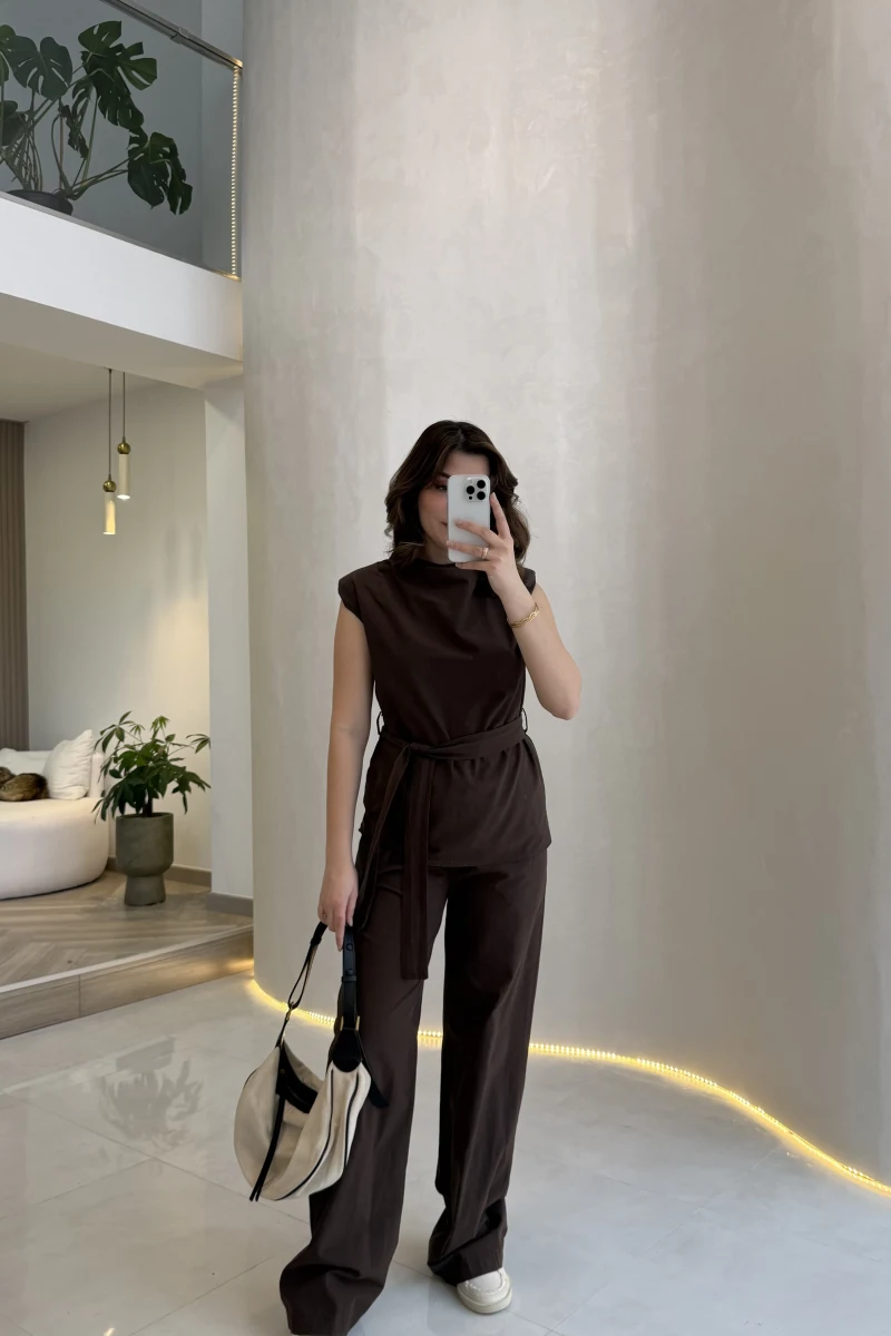 Access Kuşaklı Dik Yaka Sıfır Kol Vatkalı Takım - Kahve - Kod: 8965