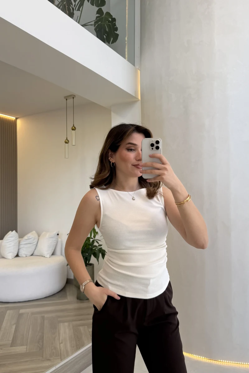 Dilvin Sıfır Kol Beli Büzgü Detaylı Kayık Yaka Body - Ekru - Kod: 31589