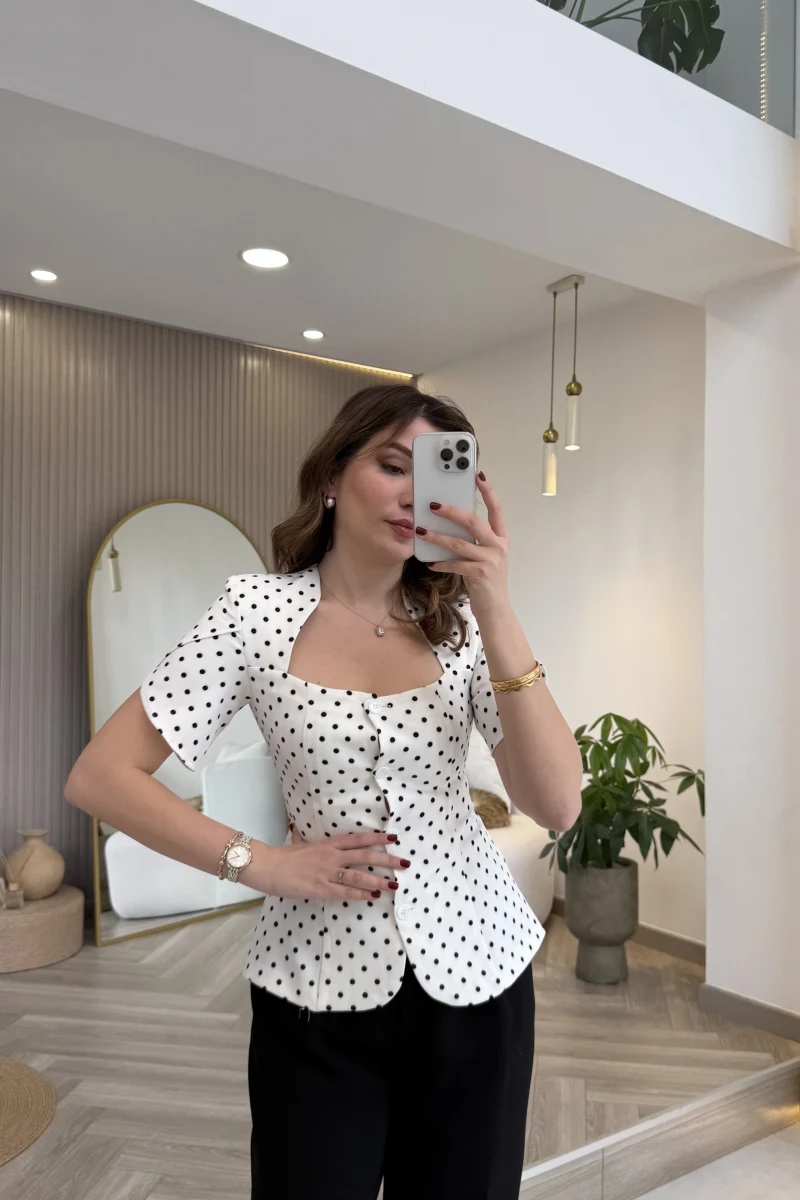 Bele Oturan Düğmeli Vatkalı Puantiyeli Bluz - Ekru