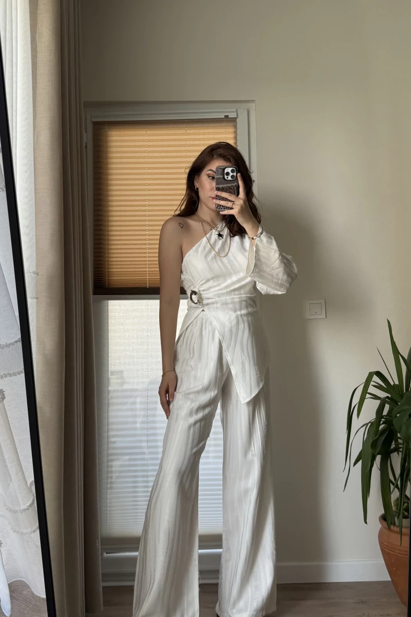 Aksesuar Detaylı Tek Omuzlu Takım Beyaz