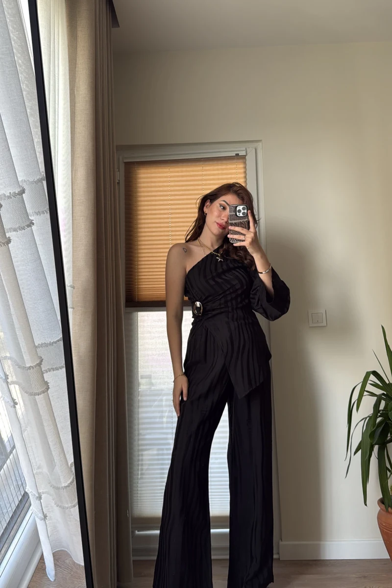 Aksesuar Detaylı Tek Omuzlu Takım Siyah