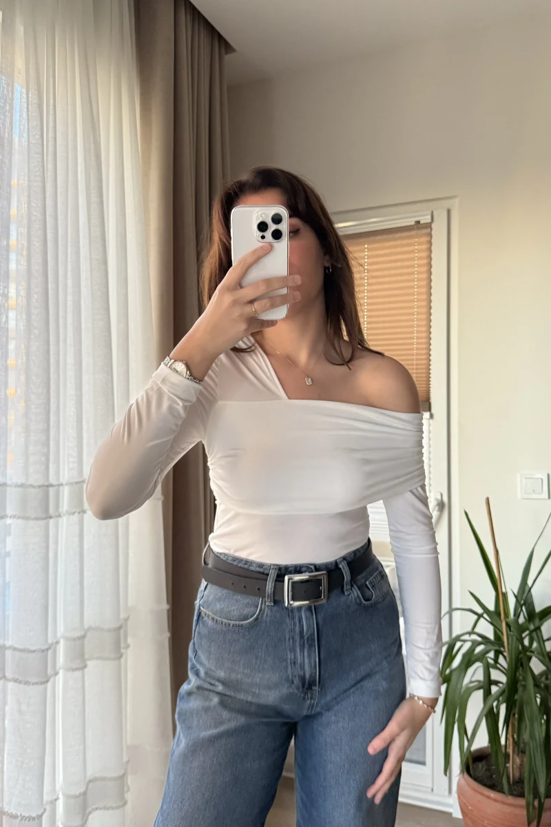 Asimetrik Kesim Çıtçılı Beyaz Bluz