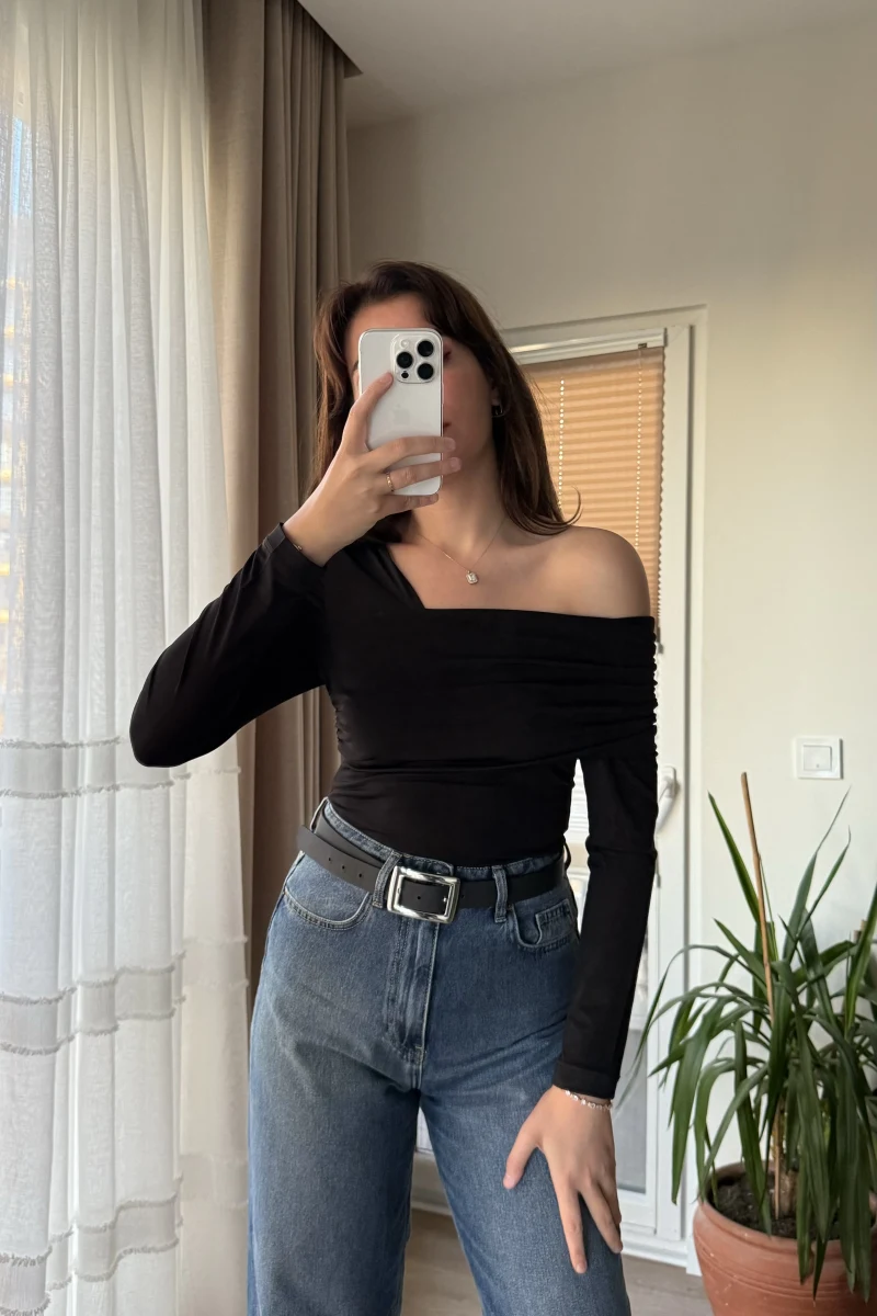 Asimetrik Kesim Çıtçılı Siyah Bluz