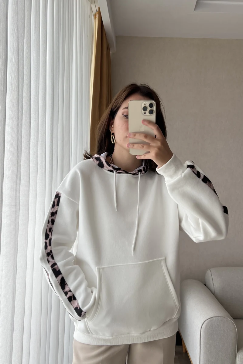 Beyaz Leopar Şeritli Polarlı Sweashirt