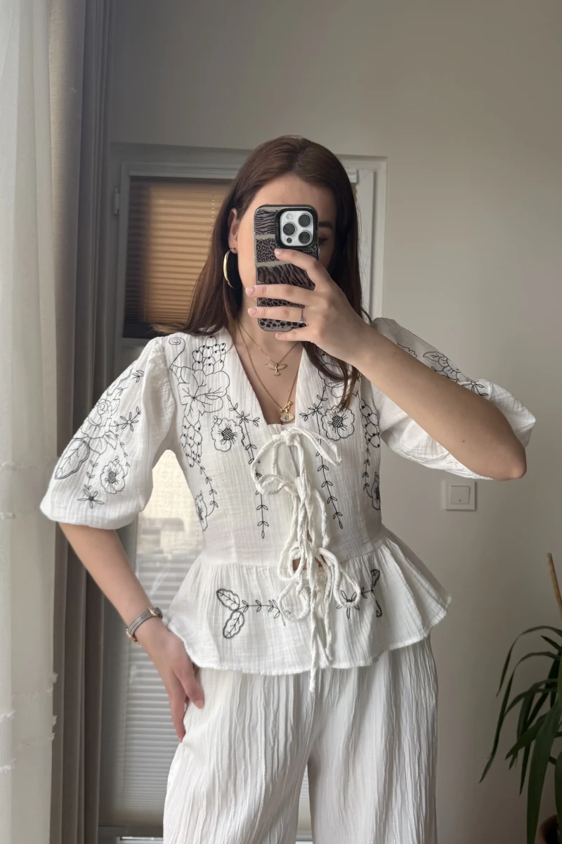 Beyaz Nakışlı Bağlamalı Gömlek